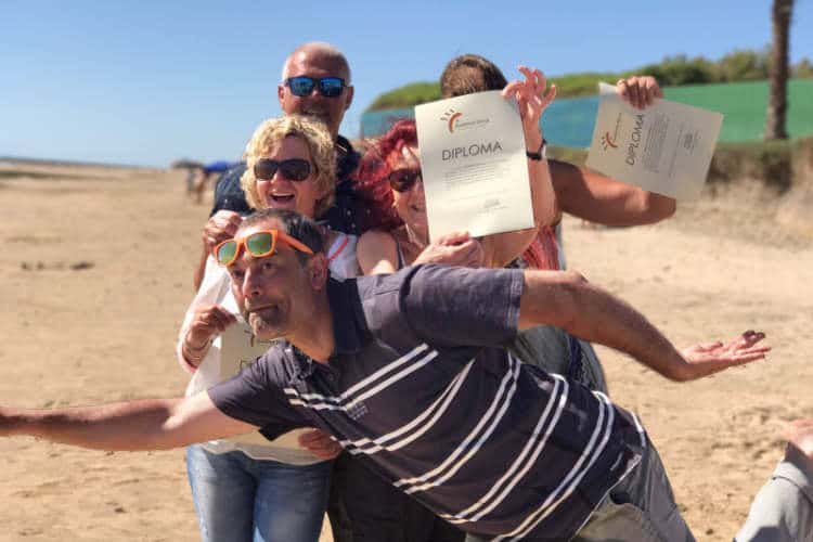 https://spaanslerenbreda.nl/wp-content/uploads/2018/12/Sergio-heeft-net-de-Diplomas-uitgereikt-op-het-strand-2.jpg